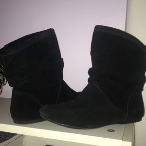 Super cute black, suede booties!